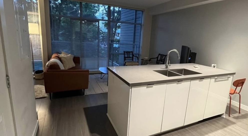 255 First St W