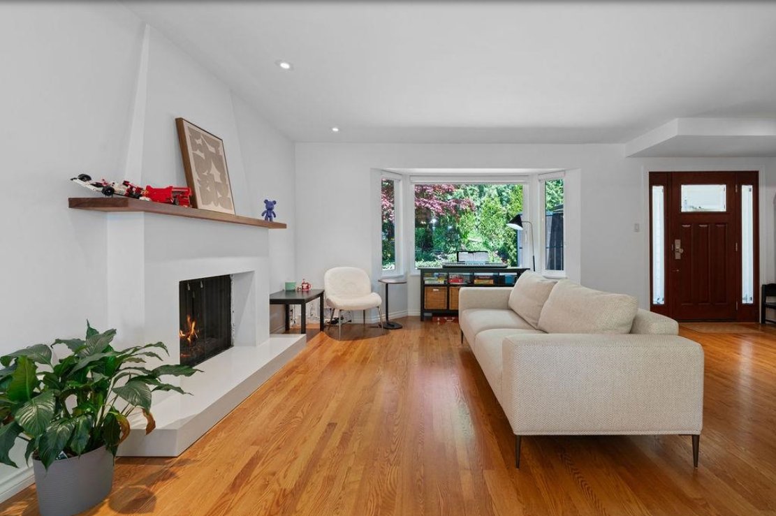 Elegant 4 Bed/2.5 Bath in North Vancouver