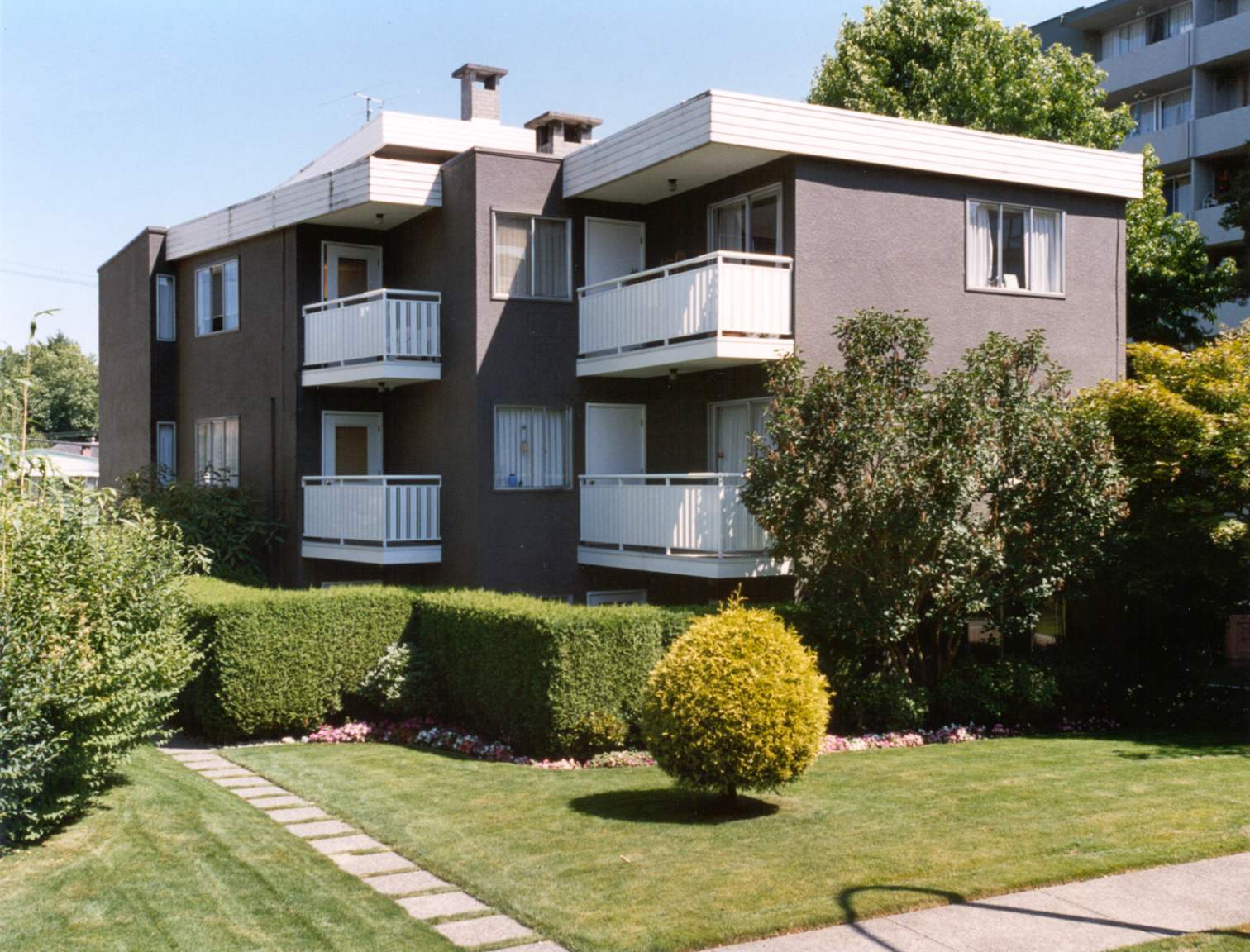 Royalee Court